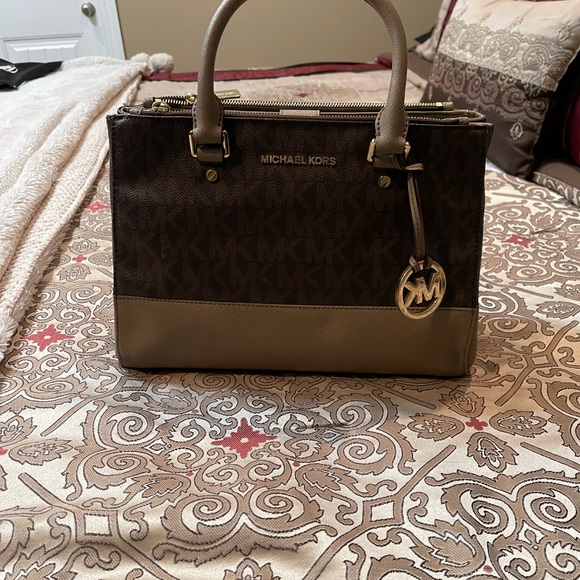 Authentic Michael Kors bag - Picture 2 of 3